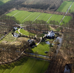 842224 Luchtfoto van kasteel Sandenburg met landschapspark (Langbroekerdijk A22-A28) te Nederlangbroek (gemeente ...